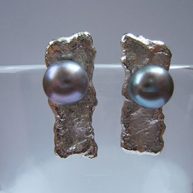 Oorstekers langwerpig ruw zilver met zoetwaterparel